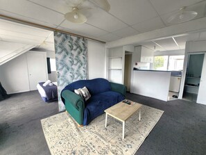 Studiosvit för familj | Vardagsrum | 50-tums LCD-tv med satellitkanaler och tv