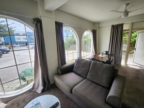 Departamento, 2 habitaciones | Área de sala de estar | Televisión LCD de 50 pulgadas con canales vía satélite y televisión 