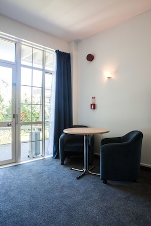 Tabla de planchar con plancha, cunas gratuitas y wifi gratis