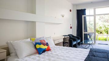 Queen Studio + 1 Single | Iron/ironing board, free cribs/infant beds, free WiFi, bed sheets