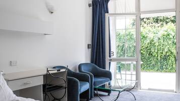 Queen Studio + 1 Single | Iron/ironing board, free cribs/infant beds, free WiFi, bed sheets