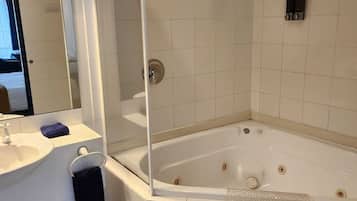 Queen Studio + 1 Single | Deep-soaking bathtub