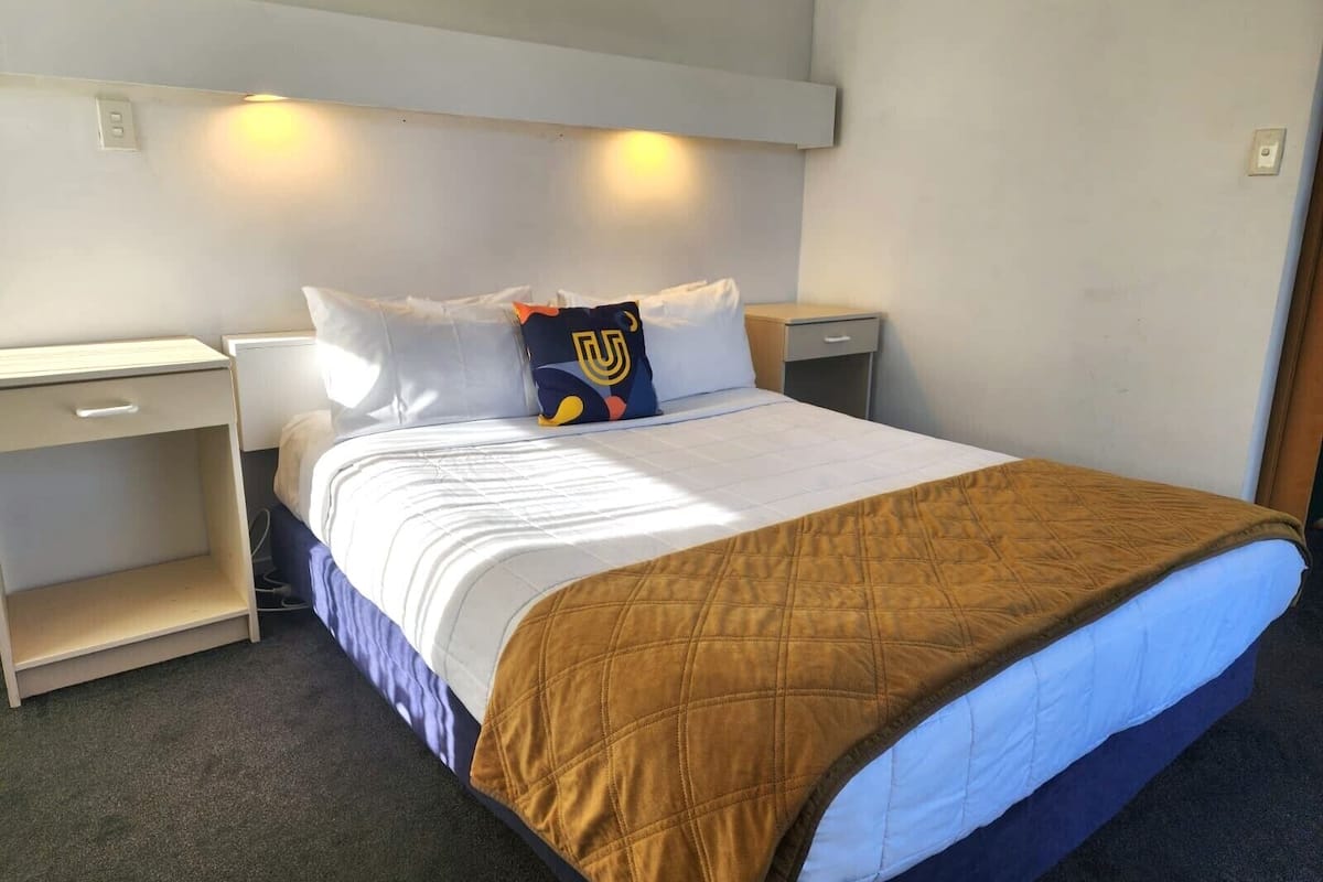 Iron/ironing board, travel crib, free WiFi, bed sheets