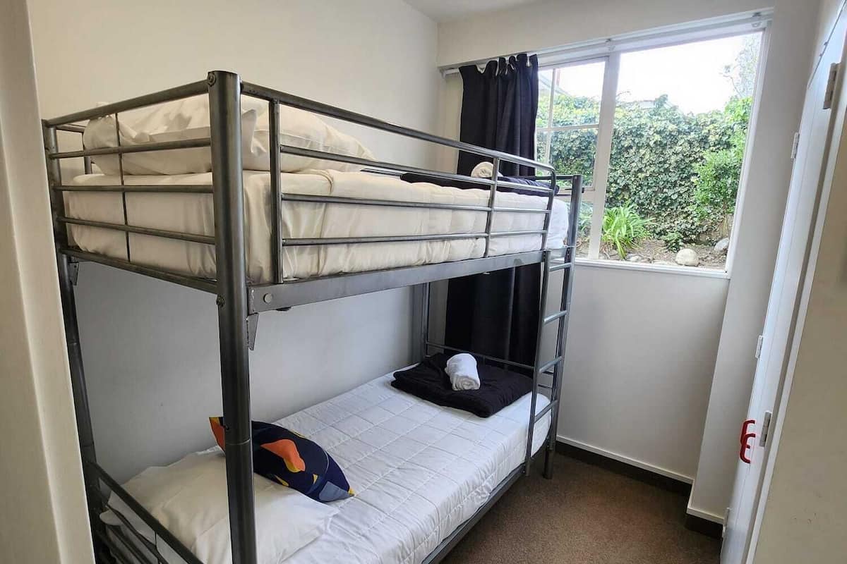 Apartment, 2 Schlafzimmer | Bügeleisen/Bügelbrett, Reisekinderbett, kostenloses WLAN, Bettwäsche