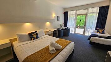 Queen Studio + 1 Single | Iron/ironing board, travel cot, free WiFi, bed sheets