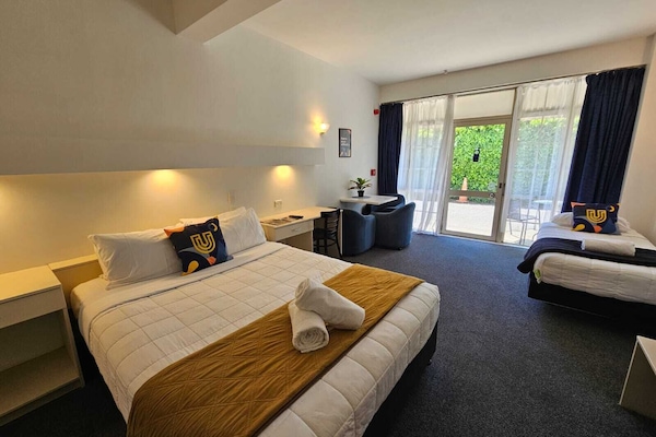 Studio | Bàn ủi/dụng cụ ủi quần áo, nôi/cũi di động