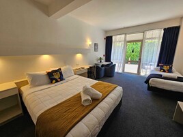 Queen Studio + 1 Single | Iron/ironing board, travel crib, free WiFi, bed sheets