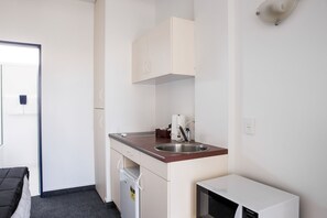 Studio | Fer et planche à repasser, lits bébé (gratuits)