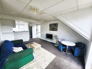 Familien-Studiosuite | Wohnbereich | 50-Zoll-LCD-Fernseher mit Satellitenempfang, Fernseher