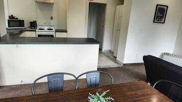 Appartement, 2 slaapkamers | Woonruimte | Een 50-inch lcd-televisie met satellietzenders en televisie