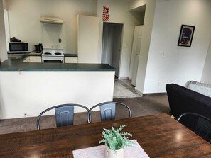 Apartment, 2 Schlafzimmer | Wohnbereich | 50-Zoll-LCD-Fernseher mit Satellitenempfang, Fernseher