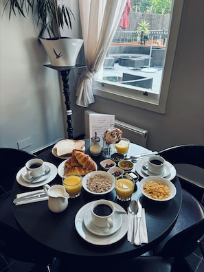 Tägliches inbegriffenes kontinentales Frühstück