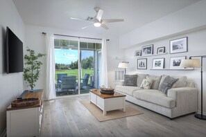 Condo, 2 chambres, 2 salles de bains, vue sur le terrain de golf (Unit B4) | Aire de séjour | Téléviseur