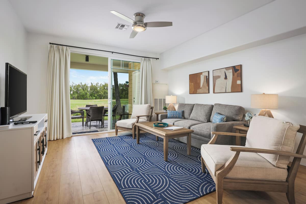 Condo, 2 habitaciones, 2 baƱos, vista al campo de golf (Unit B4) | Ćrea de sala de estar | Televisión