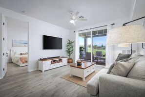 Condo, 2 chambres, 2 salles de bains, vue sur le terrain de golf (Unit B4) | Aire de séjour | Téléviseur