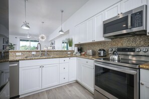 Condo, 2 chambres, 2 salles de bains, vue sur le terrain de golf (Unit B4) | Cuisine privée | Réfrigérateur grande capacité avec congélateur, four à micro-ondes