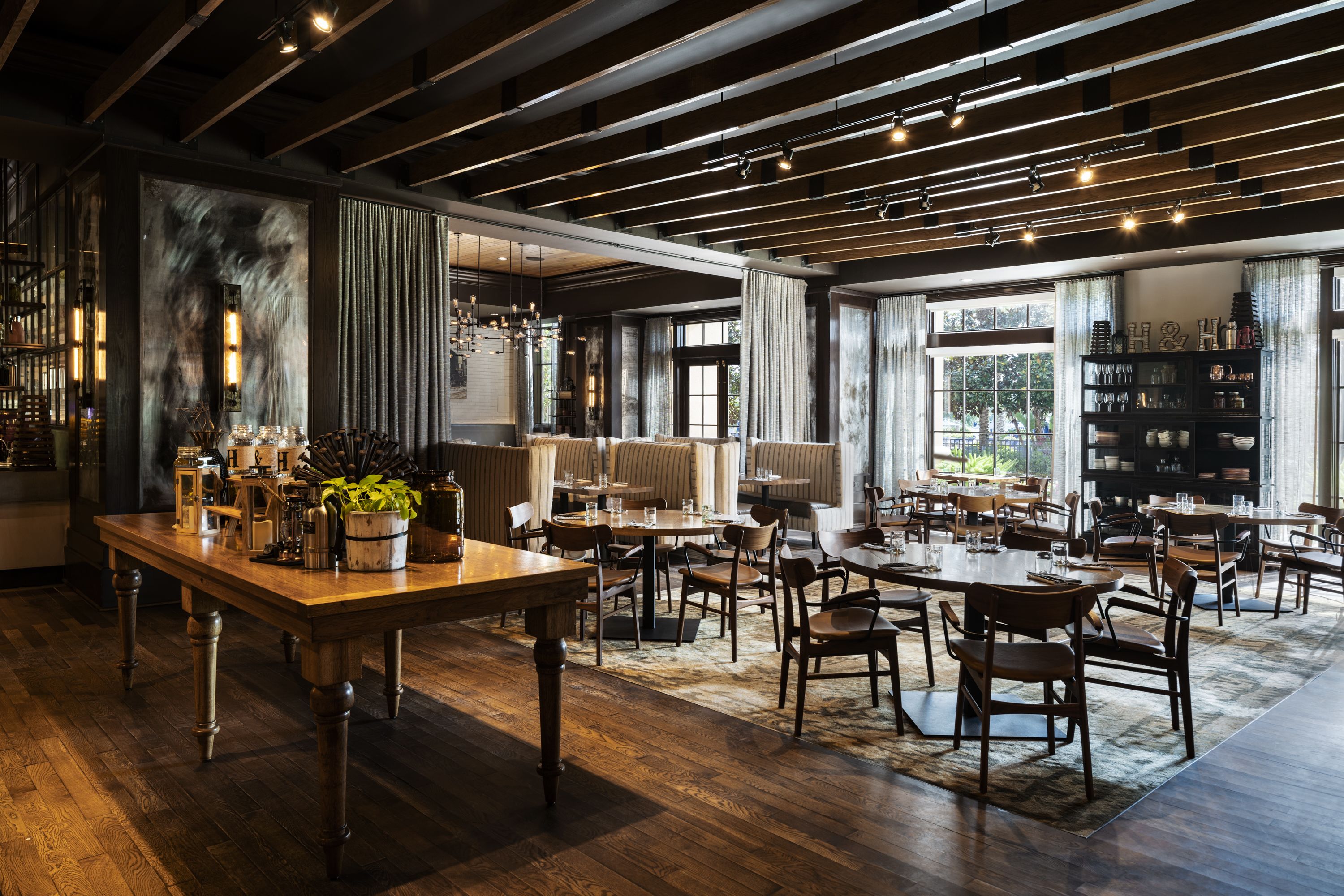 7 restaurants, dinner served