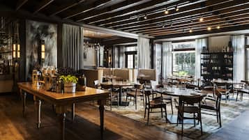 7 restaurants, dinner served