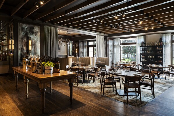 7 restaurants, dinner served - The Ritz-Carlton Orlando, Grande Lakes (Orlando)