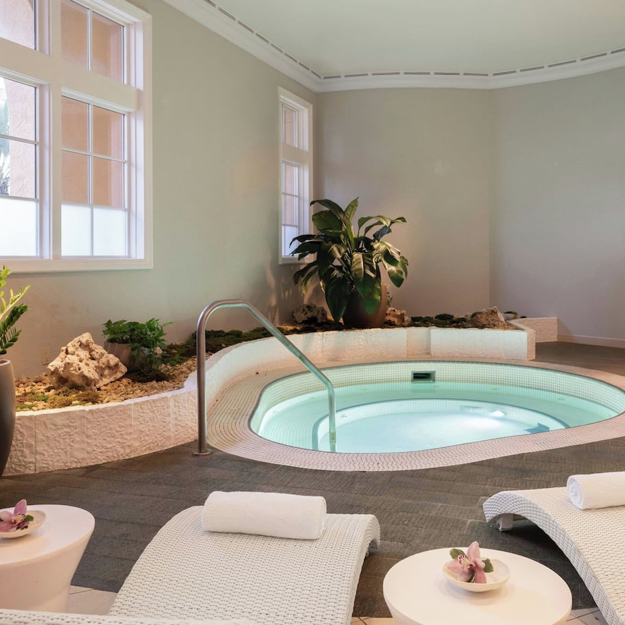 Couples treatment rooms, body treatments, hot stone massages