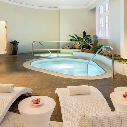 Couples treatment rooms, body treatments, hot stone massages