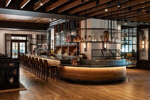 7 restaurants, dinner served, American cuisine