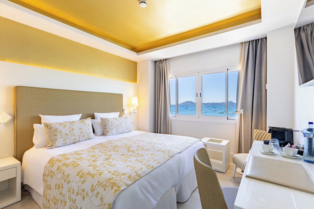 Habitación doble, vista al mar | Caja de seguridad en la habitación, escritorio y cortinas blackout