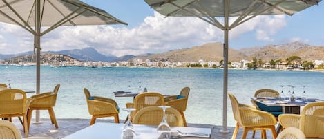 2 restauranter; serverer frokost, aftensmad og middelhavsretter