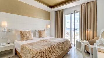 Tweepersoonskamer, balkon, uitzicht op zee | Een kluis op de kamer, een bureau, verduisterende gordijnen, gratis wifi