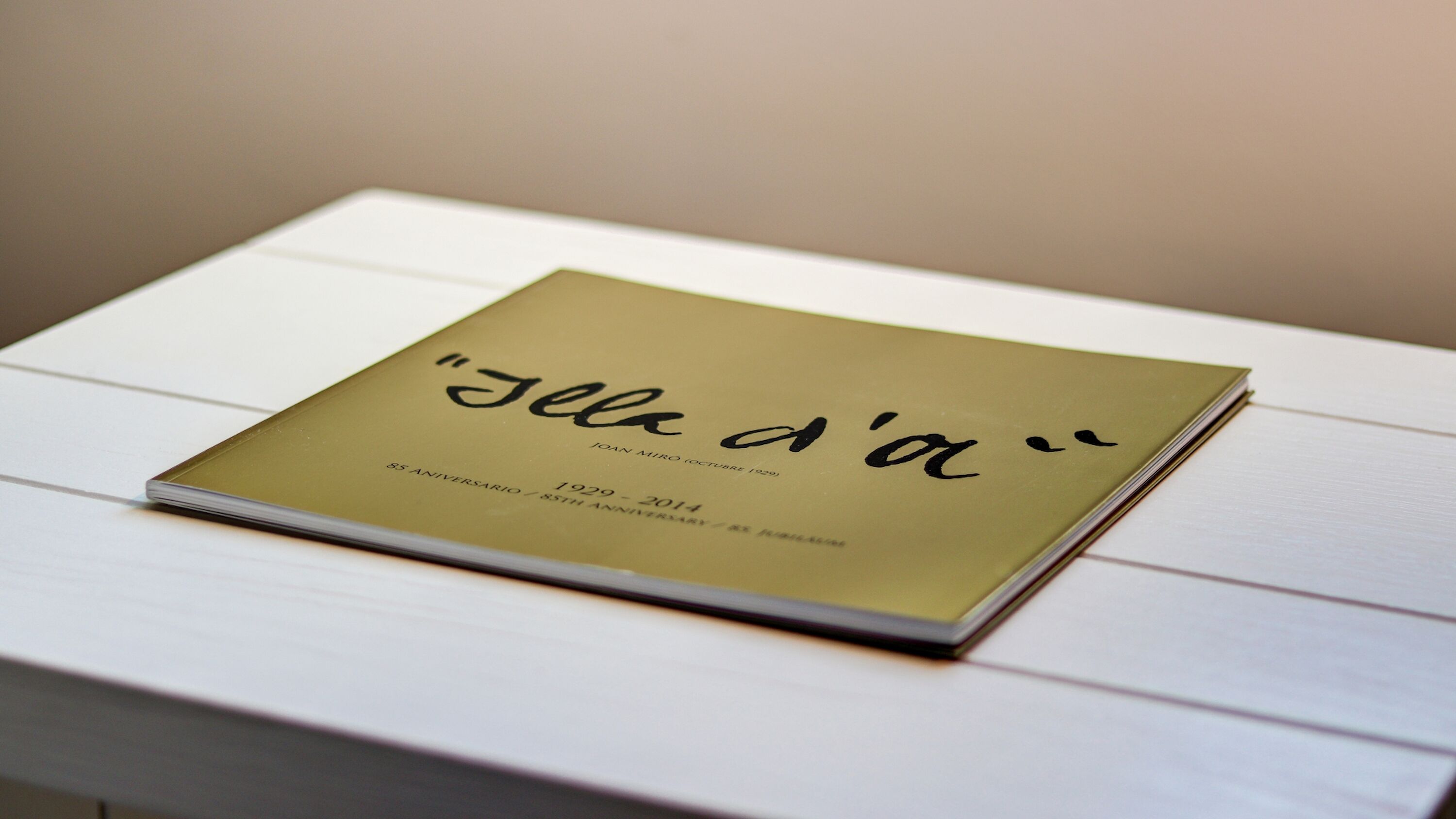 Un libro titulado "Jela d'a" sobre una mesa blanca.
