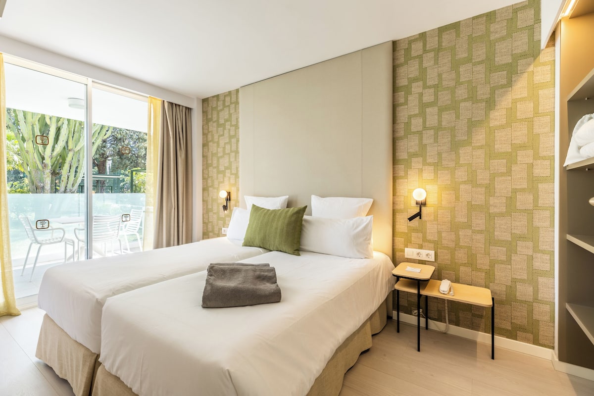 In-room safe, desk, blackout drapes, WiFi (free)