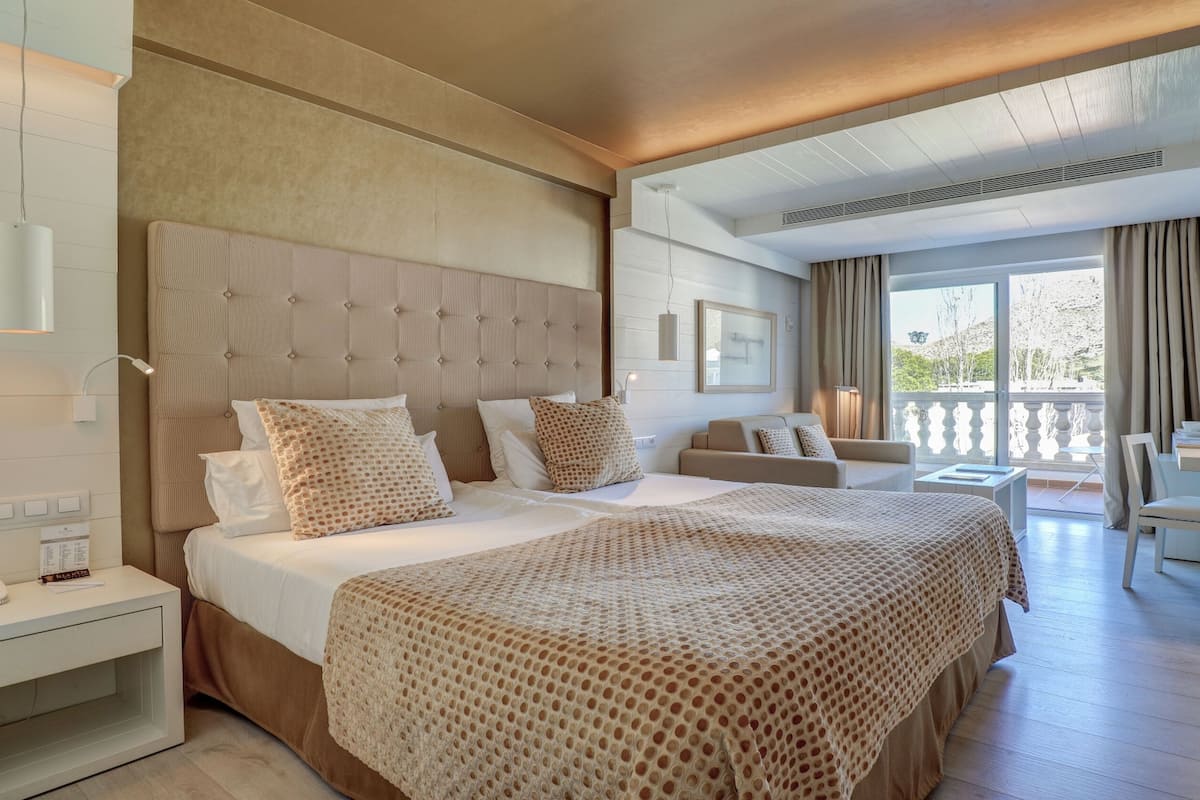 Habitación doble, balcón, vistas parciales al mar | Caja fuerte, escritorio, cortinas opacas y wifi gratis