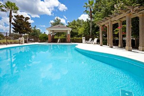 Una piscina al aire libre