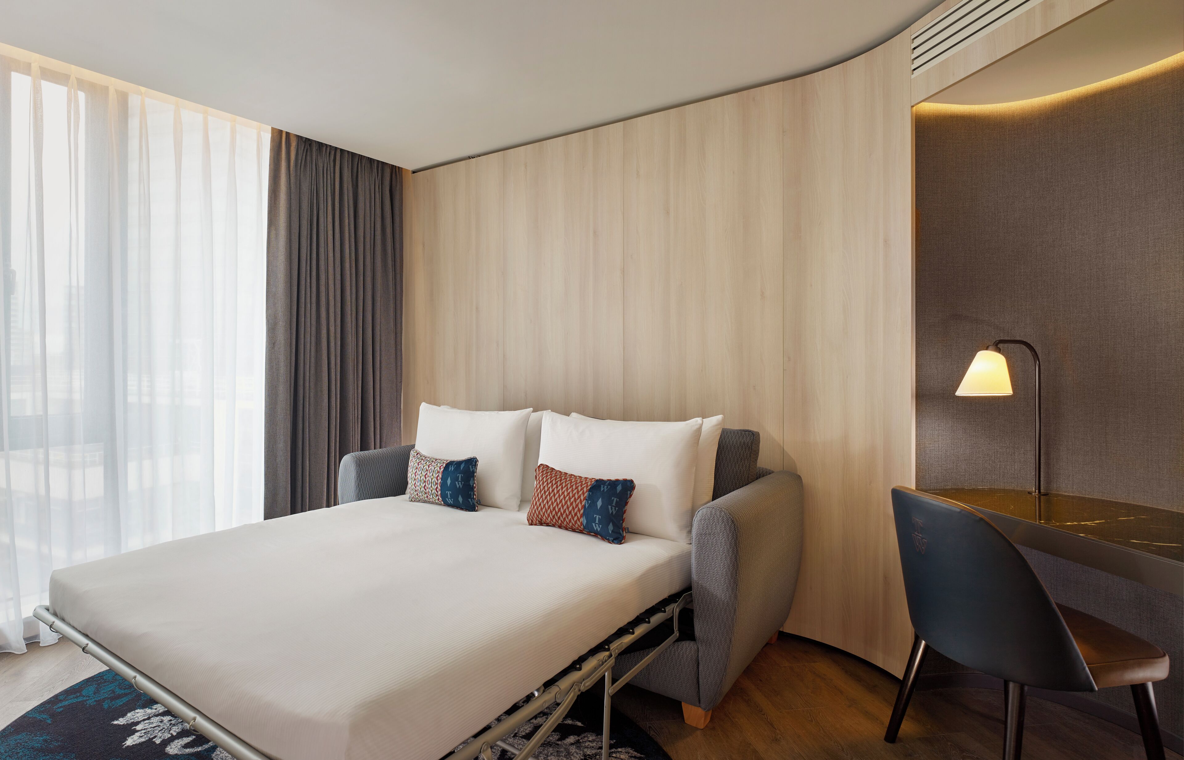 Chambre Deluxe, 1 grand lit (with views) | Coffres-forts dans les chambres, bureau