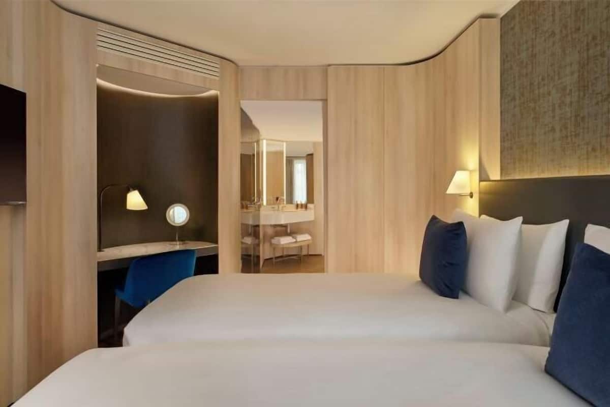 Tallelokero huoneessa, työpöytä, silitysrauta/-lauta, vauvan matkasänky