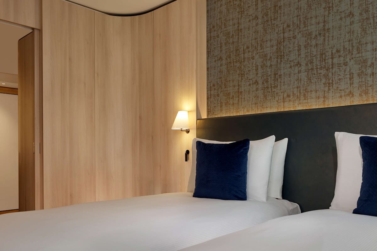 Queen Twin Room | 1 bedroom, in-room safe, desk, laptop workspace