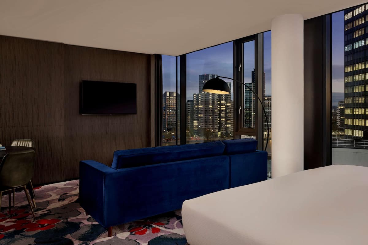 The Westminster Suite | Living area | 49-inch flat-screen TV with satellite channels, TV