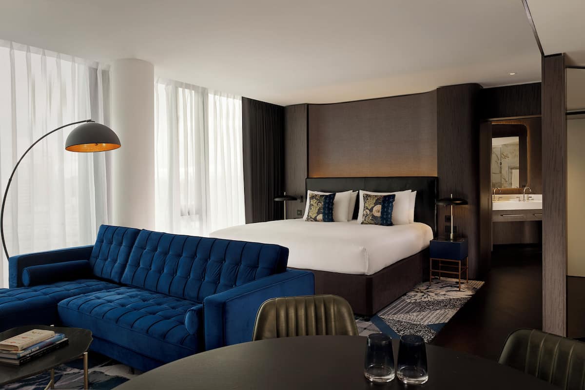 Habitación presidencial, 1 cama King size y sofá cama, vista al río | Caja de seguridad en la habitación y escritorio