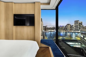 In-room safe, desk, iron/ironing board, travel cot - Hotel Riu Plaza London The Westminster (London)