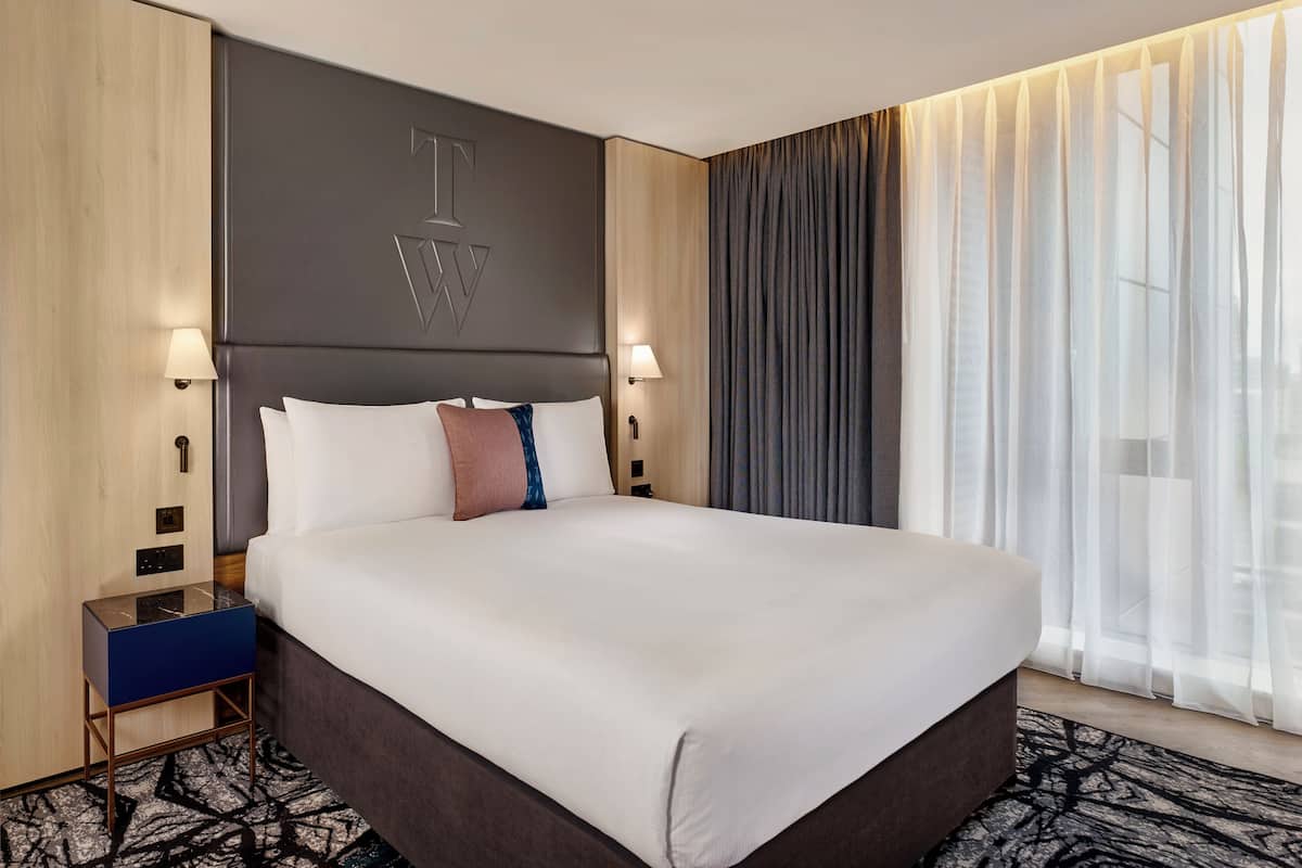 Deluxe Room, 1 Queen Bed (Superior) | In-room safe, desk, laptop workspace, blackout curtains