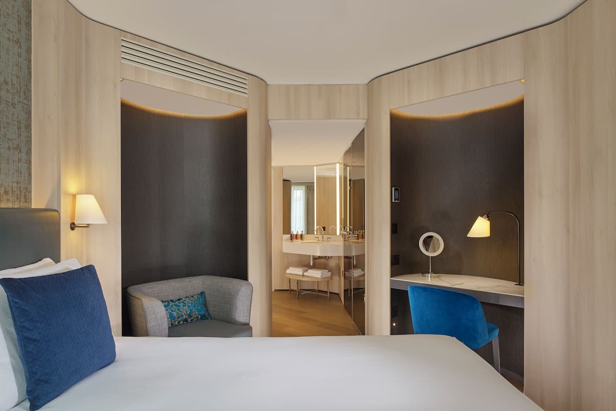 Habitación Deluxe, 1 cama Queen size | Caja de seguridad en la habitación y escritorio