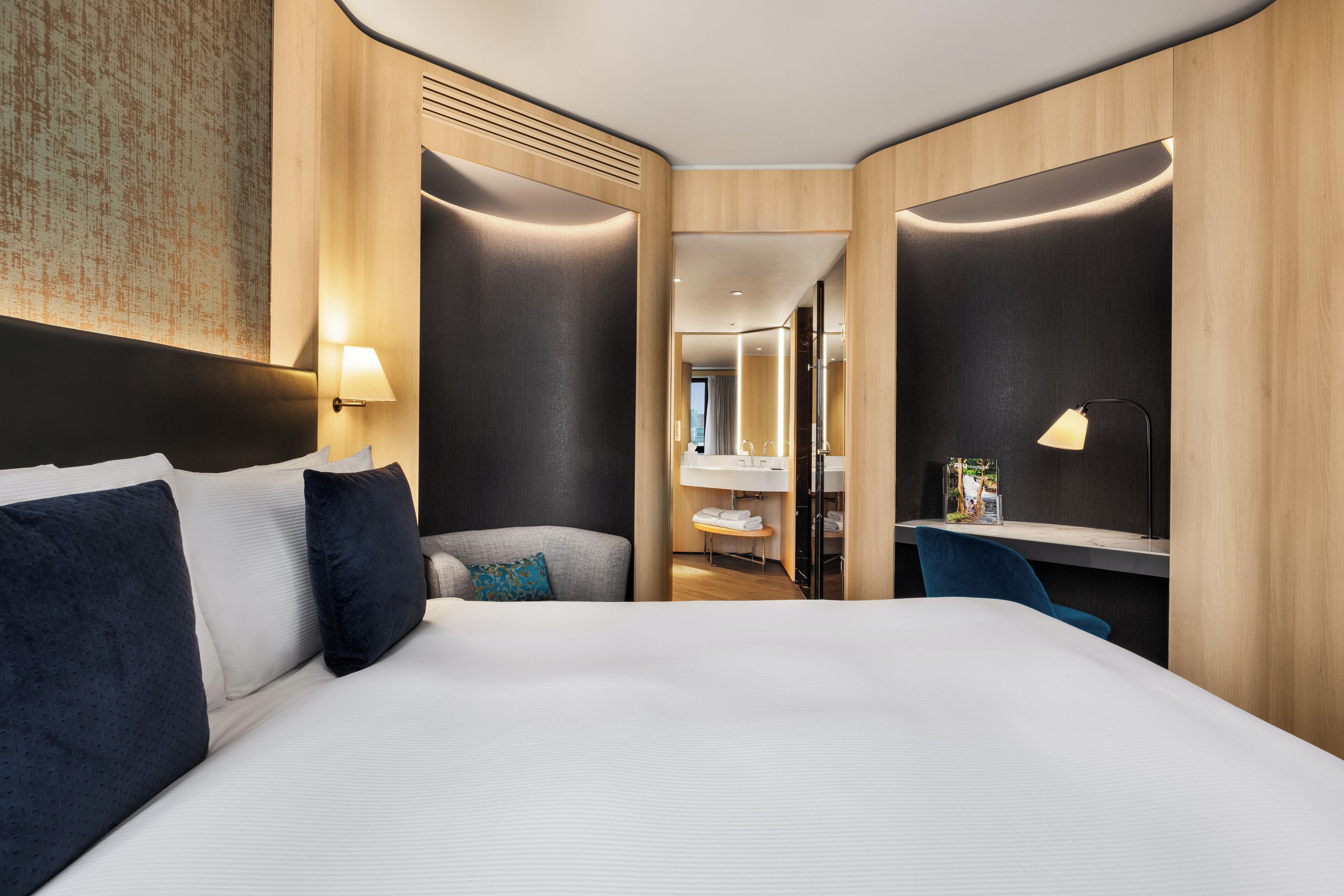 Kamar Deluks, 1 Tempat Tidur Queen (Superior) | Brankas, meja kerja, setrika/meja setrika, dan tempat tidur bayi