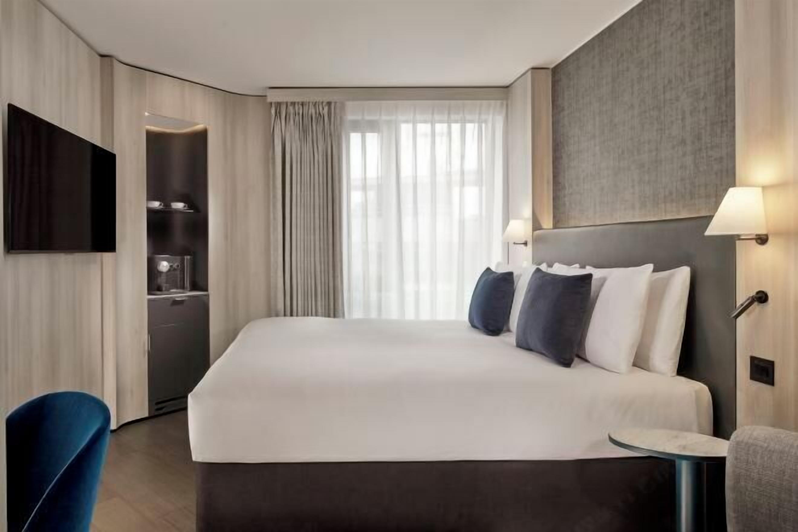 In-room safe, desk, iron/ironing board, travel cot