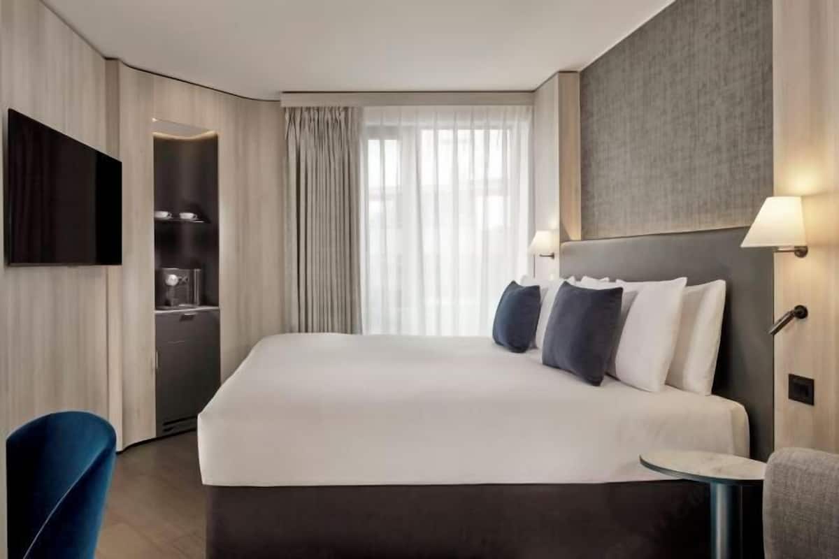 Tallelokero huoneessa, työpöytä, silitysrauta/-lauta, vauvan matkasänky