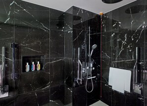 ルーム クイーンベッド 1 台 | バスルーム | デザイナーバスアメニティ、ヘアドライヤー、タオル、石鹸