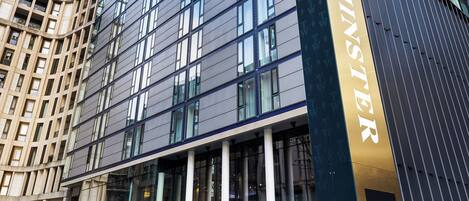 Un bâtiment moderne dont la façade est ornée d’une enseigne bien visible indiquant « The Westminster Hotel » et « RIU Plaza ».
