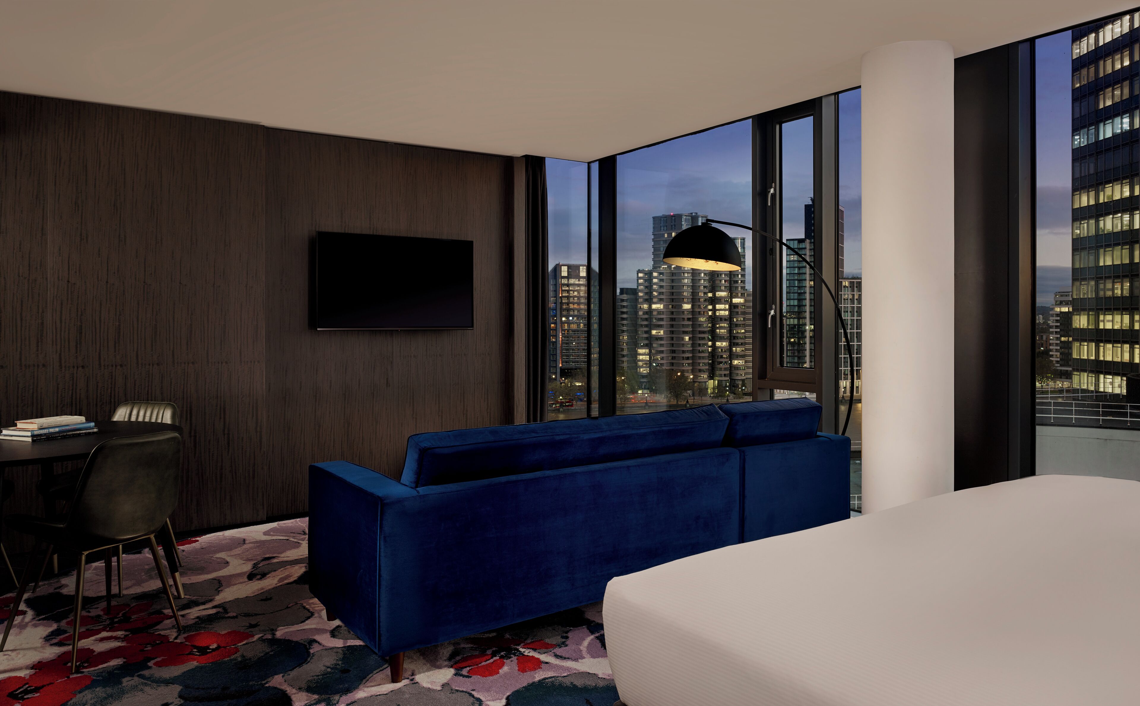 Habitación presidencial, 1 cama de matrimonio grande con sofá cama, vistas al río | Caja fuerte, escritorio, tabla de planchar con plancha y cuna de viaje