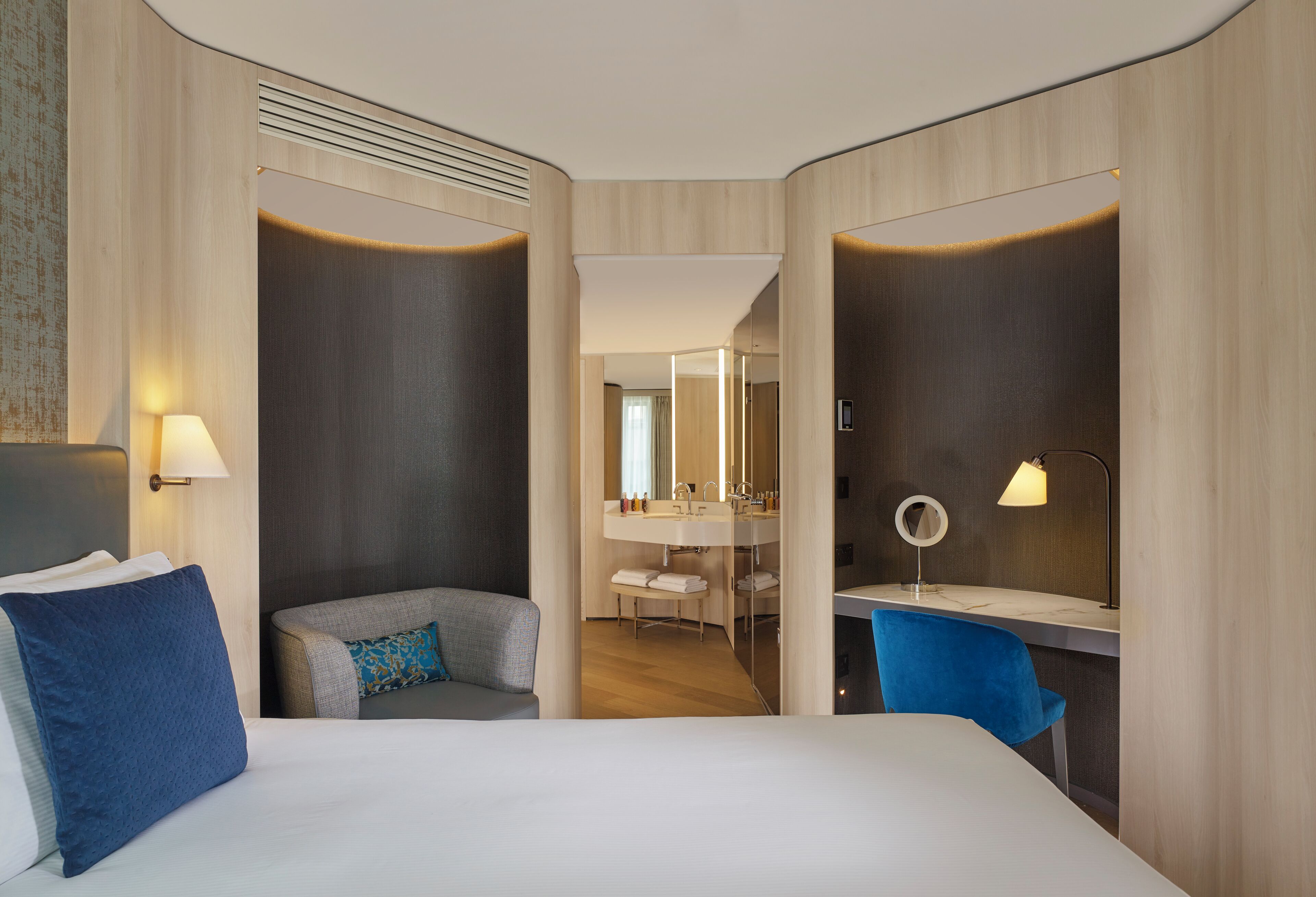 Chambre, 1 très grand lit | Coffres-forts dans les chambres, bureau