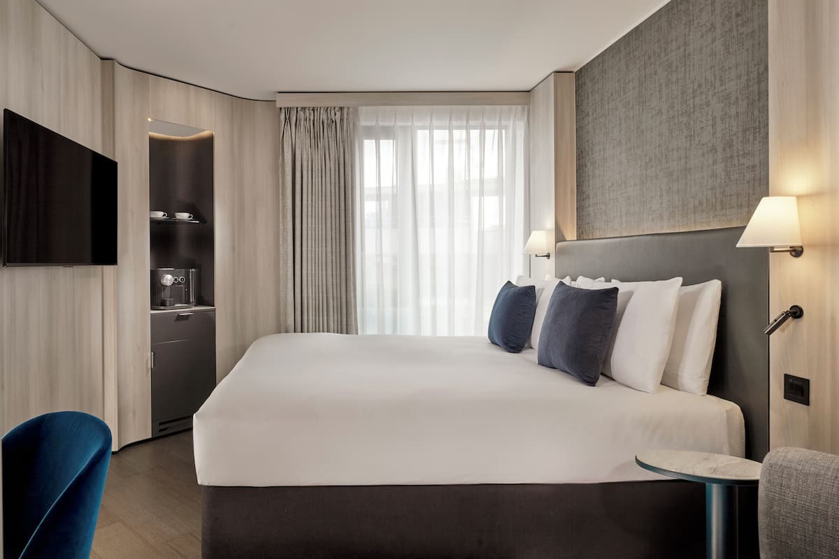 Caja de seguridad en la habitación y escritorio