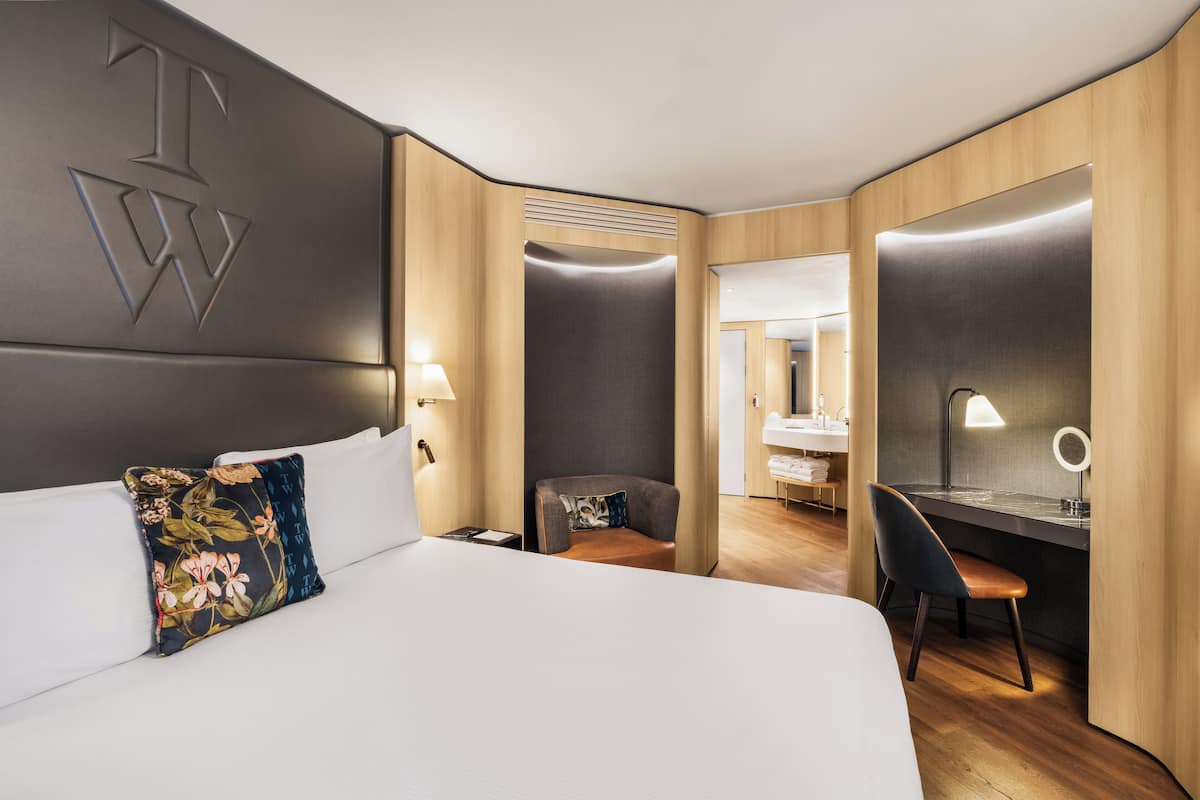 Suite junior, varias camas (Family) | Caja de seguridad en la habitación y escritorio